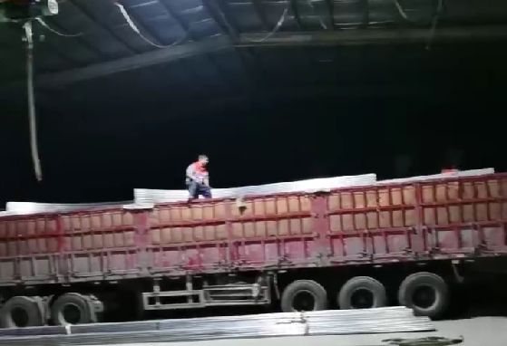 天黑了，發(fā)貨裝車依然加班進行中，服務好更多的客戶